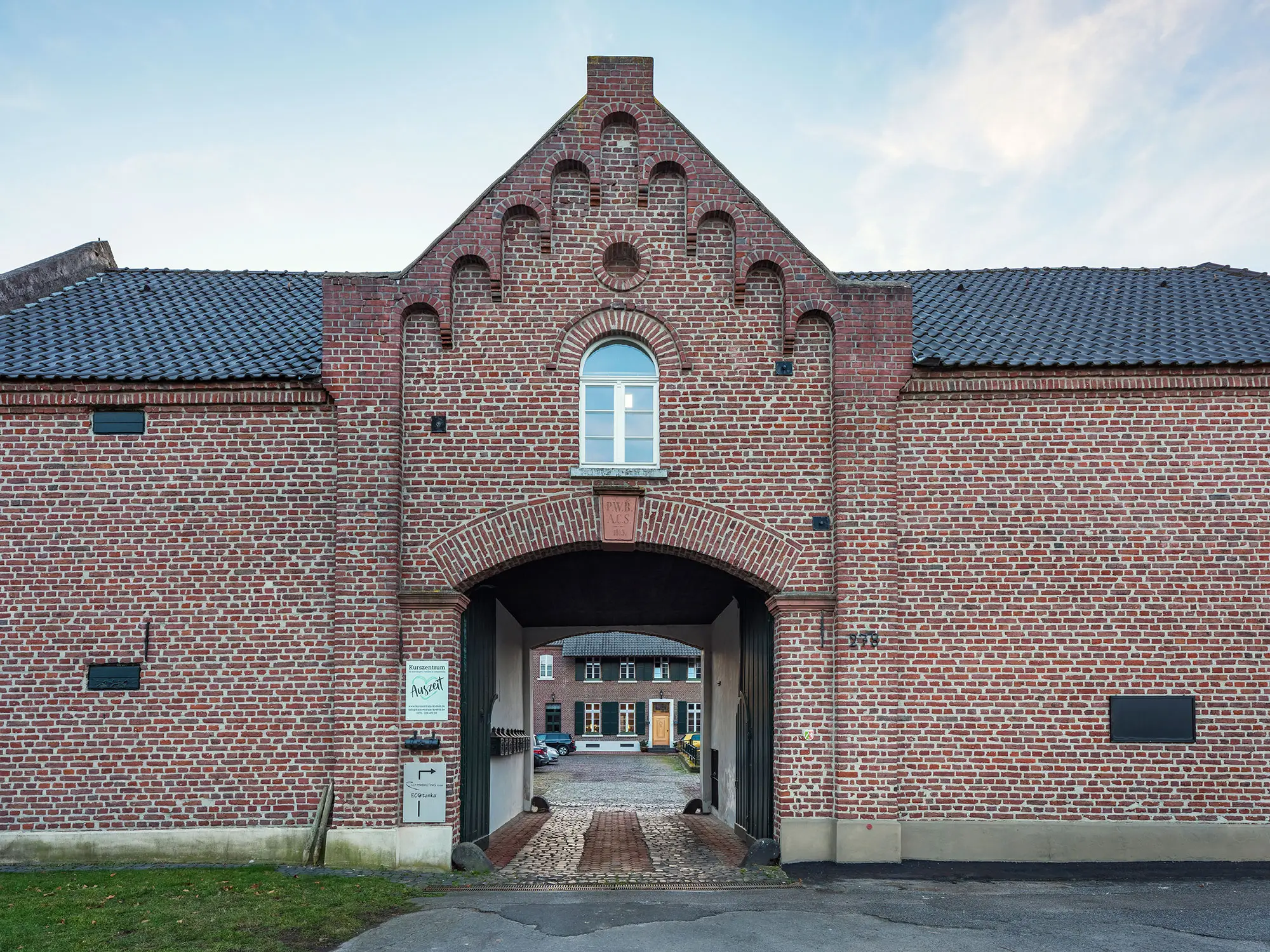 Das Tor des Vierkanthofs, in dem das Kurszentrum liegt