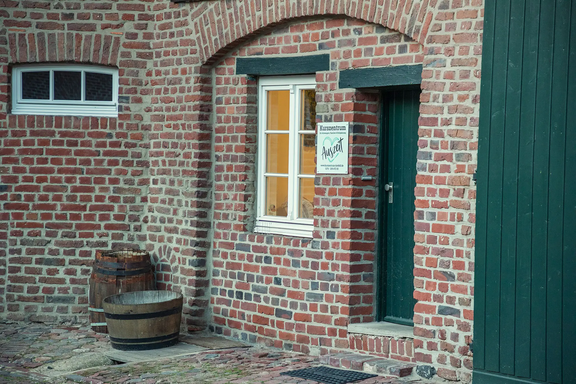 Der Eingang zum Kurszentrum im Innenhof