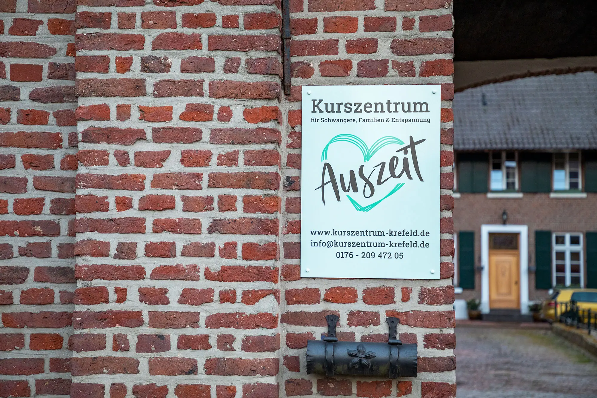 Das Schild der Auszeit am Gebäude