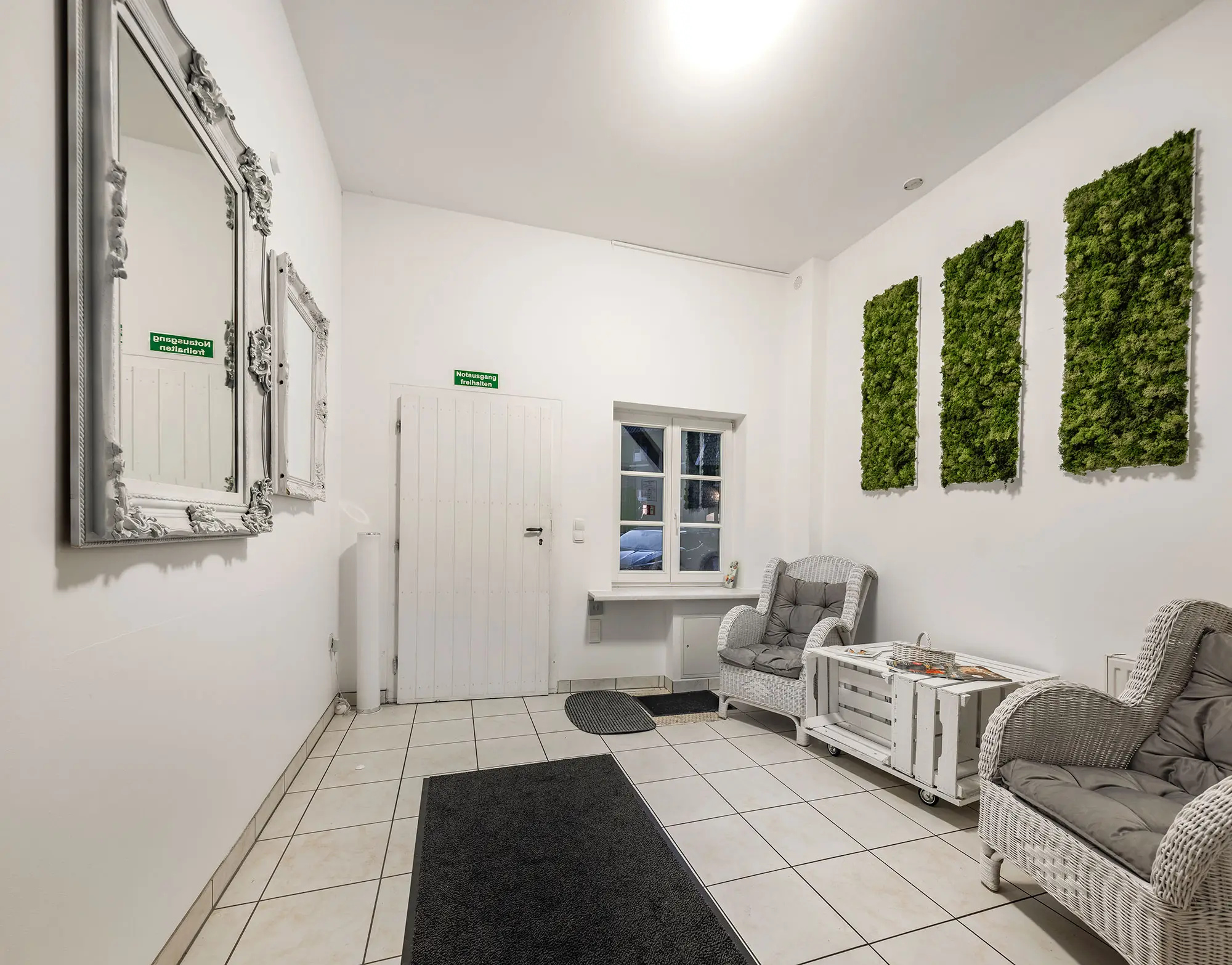 Das Foyer mit Garderobe und Platz zum Ankommen