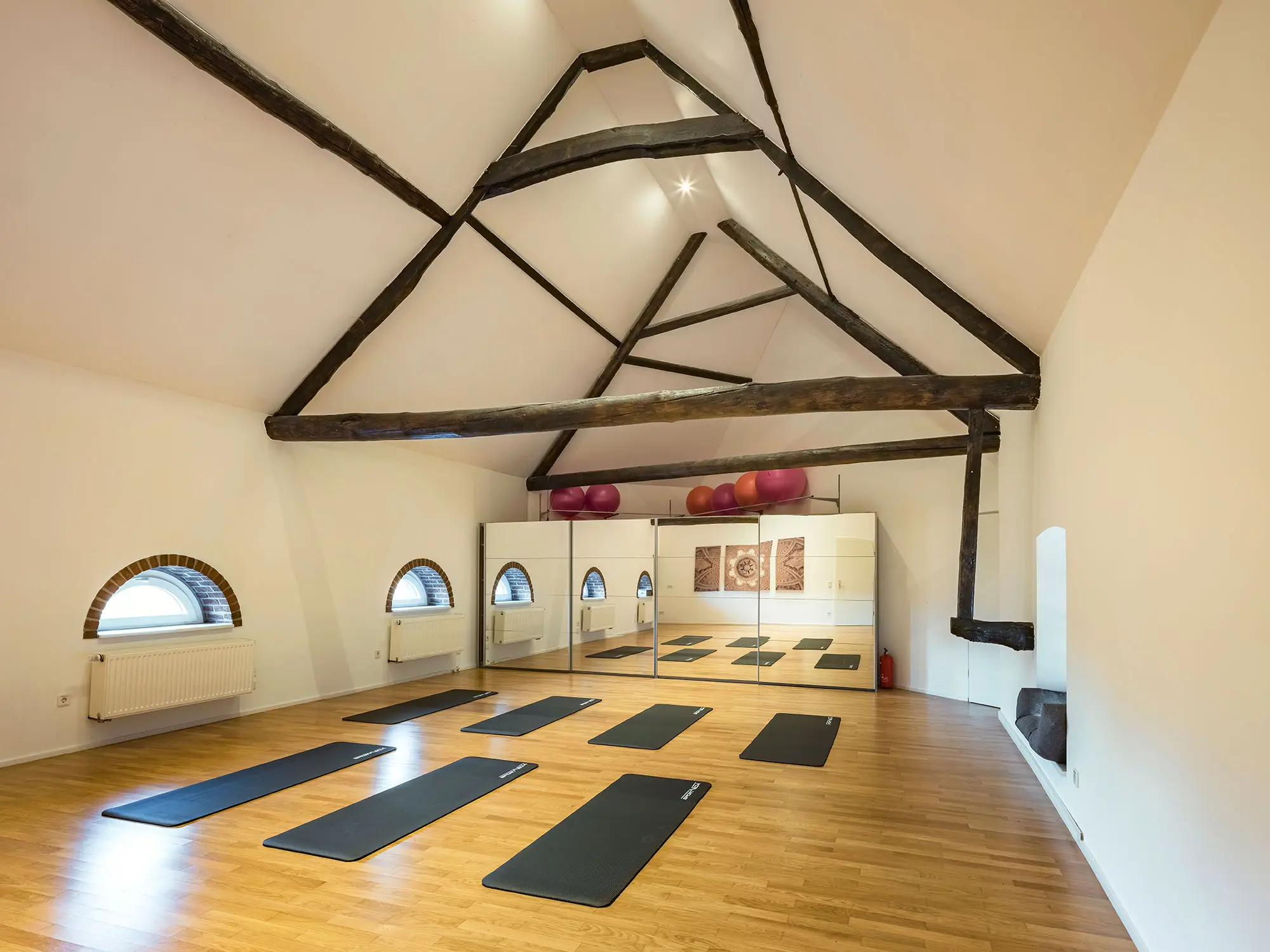 Der Spiegelraum mit Yogamatten und Gymnastikbällen